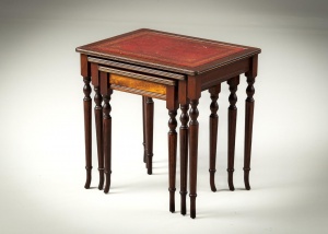 картинка Старинные столики (3 шт.) с поверхностью из кожи салоне старинных вещей "Шебби" являющийся официальным дистрибьютором в России и Беларуси