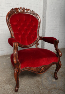 картинка Антикварное кресло с каретной стяжкой салоне старинных вещей "Шебби" являющийся официальным дистрибьютором в России и Беларуси