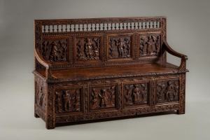 картинка Антикварная скамья с объемной антропогенной резьбой салоне старинных вещей "Шебби" являющийся официальным дистрибьютором в России и Беларуси