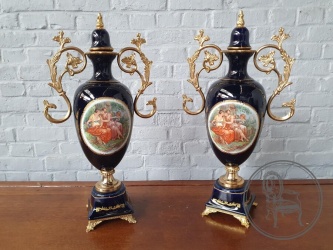 Старинные кобальтовые вазы из фарфора (2 шт.) с античным сюжетом код. BE4165365