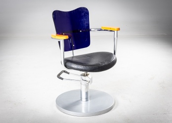 Старинное парикмахерское кресло с элементами индустриального дизайна код. RM4165881