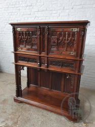 Антикварный готический поставец с латунными накладками код. BE106971