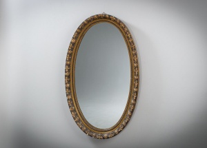 картинка Старинное зеркало в деревянной раме с гипсовой лепниной салоне старинных вещей "Шебби" являющийся официальным дистрибьютором в России и Беларуси