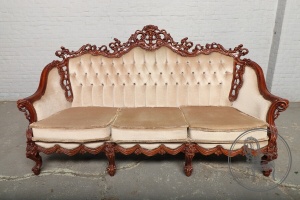 картинка Старинная ореховая скамья с резным каркасом салоне старинных вещей "Шебби" являющийся официальным дистрибьютором в России и Беларуси