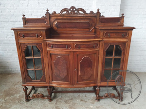 картинка Старинный комод из ореха в якобинском стиле салоне старинных вещей "Шебби" являющийся официальным дистрибьютором в России и Беларуси