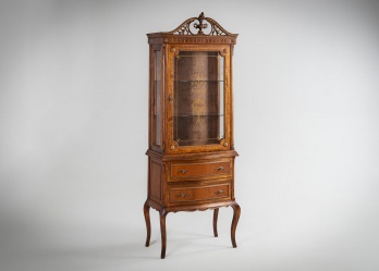 Антикварная ореховая витрина с резной короной код. RM4139711