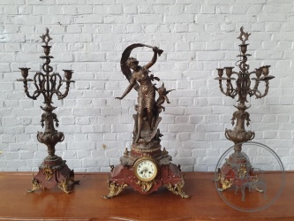 Антикварные французские каминные часы с канделябрами код. BE4165378