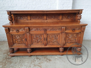 картинка Антикварный комод в в стиле тюдор с резным цветочным орнаментом салоне старинных вещей "Шебби" являющийся официальным дистрибьютором в России и Беларуси