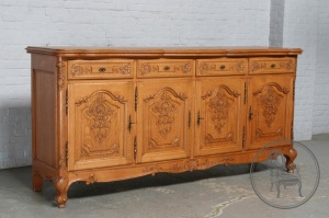 картинка Антикварный дубовый комод с четырьмя дверками салоне старинных вещей "Шебби" являющийся официальным дистрибьютором в России и Беларуси