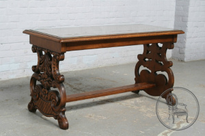 картинка Антикварный кофейный столик салоне старинных вещей "Шебби" являющийся официальным дистрибьютором в России и Беларуси