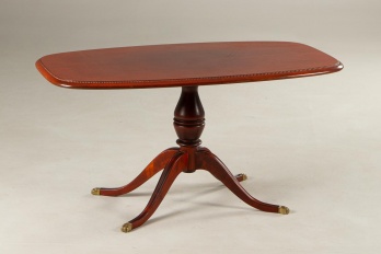 Старинный кофейный столик из красного дерева с бронзовыми накладками код. RM4101667