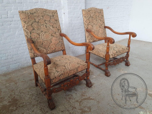 картинка Пара старинных кресел с прямыми спинками и точеными деталями салоне старинных вещей "Шебби" являющийся официальным дистрибьютором в России и Беларуси