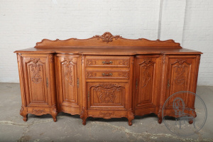 картинка Антикварный дубовый комод в стиле рококо с пятью дверцами салоне старинных вещей "Шебби" являющийся официальным дистрибьютором в России и Беларуси