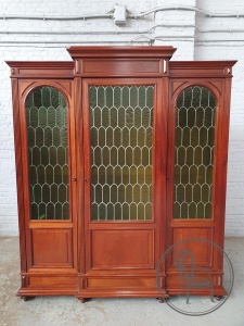 картинка Антикварный книжный шкаф из красного дерева салоне старинных вещей "Шебби" являющийся официальным дистрибьютором в России и Беларуси