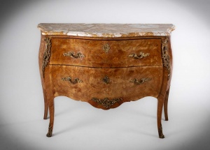 картинка Антикварный комод с маркетри декорированный золочеными бронзовыми накладками салоне старинных вещей "Шебби" являющийся официальным дистрибьютором в России и Беларуси