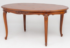 картинка Старинный овальный стол на гнутых ножках с царгой, декорированной изящной резьбой салоне старинных вещей "Шебби" являющийся официальным дистрибьютором в России и Беларуси