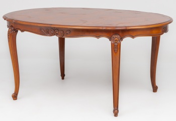 Старинный овальный стол на гнутых ножках с царгой, декорированной изящной резьбой код.&nbsp;RM4100968
