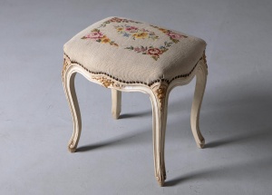 картинка Антикварный пуфик с гобеленом салоне старинных вещей "Шебби" являющийся официальным дистрибьютором в России и Беларуси