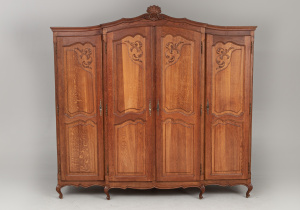 картинка Старинный шкаф салоне старинных вещей "Шебби" являющийся официальным дистрибьютором в России и Беларуси