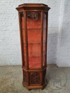 картинка Антикварная ореховая витрина в готическом стиле салоне старинных вещей "Шебби" являющийся официальным дистрибьютором в России и Беларуси