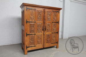 картинка Антикварный шкаф салоне старинных вещей "Шебби" являющийся официальным дистрибьютором в России и Беларуси