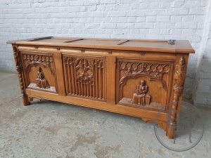 картинка Антикварный дубовый сундук с резьбой в готическом стиле салоне старинных вещей "Шебби" являющийся официальным дистрибьютором в России и Беларуси