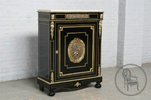 картинка Антикварный комод салоне старинных вещей "Шебби" являющийся официальным дистрибьютором в России и Беларуси