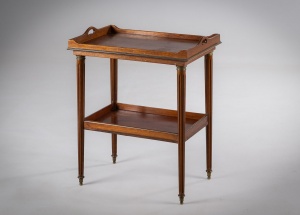 картинка Антикварный французский сервировочный столик салоне старинных вещей "Шебби" являющийся официальным дистрибьютором в России и Беларуси