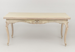 картинка Старинный стол салоне старинных вещей "Шебби" являющийся официальным дистрибьютором в России и Беларуси