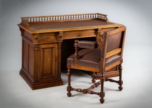 картинка Антикварный комплект, письменный стол и кресло из красного дерева салоне старинных вещей "Шебби" являющийся официальным дистрибьютором в России и Беларуси