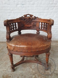 Антикварное кресло со спинкой, декорированной резными балюстрадами, картушами и дубовыми листьями код. BE4096721