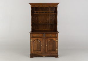 картинка Старинный посудный шкаф салоне старинных вещей "Шебби" являющийся официальным дистрибьютором в России и Беларуси