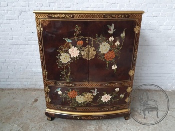 Старинный комод в восточном стиле с ручной росписью в виде цветов и птиц и латунными накладками код. BE4096830