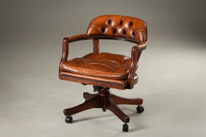 картинка Старинное кожаное кресло для рабочего кабинета салоне старинных вещей "Шебби" являющийся официальным дистрибьютором в России и Беларуси