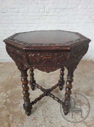 Антикварный столик в якобинском стиле с плотной резьбой и стилизованными ножками код. BE3259559