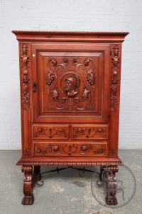 картинка Старинный комод из красного дерева с объемной изящной резьбой салоне старинных вещей "Шебби" являющийся официальным дистрибьютором в России и Беларуси