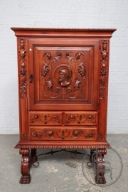 Старинный комод из красного дерева с объемной изящной резьбой код. BE4097517