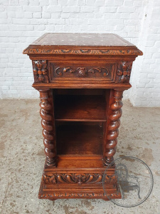 картинка Антикварная тумба с растительным орнаментом и стилизованными колоннами салоне старинных вещей "Шебби" являющийся официальным дистрибьютором в России и Беларуси