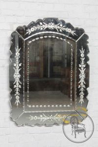 картинка Старинное зеркало в венецианском стиле салоне старинных вещей "Шебби" являющийся официальным дистрибьютором в России и Беларуси