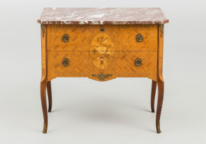 картинка Старинный комод салоне старинных вещей "Шебби" являющийся официальным дистрибьютором в России и Беларуси