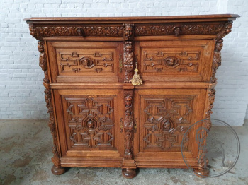 Антикварный буфет с орнаментальной резьбой и барельефами код. BE3259566