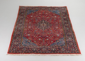 Старинный иранский ковер с традиционным орнаментом и бахромой код. RM4139026