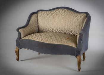 Антикварная скамейка небольшого размера с мягкой обивкой код.&nbsp;RM4165482