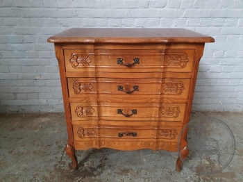 Антикварный дубовый комод в стиле Людовика XV с лаконичной резьбой и латунными ручками в виде цветов код. BE4096912