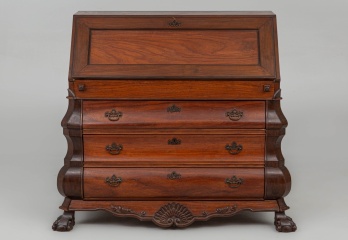 Антикварный секректер на ножках с птичьими лапами код. RM4101479