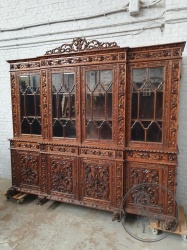 Антикварная витрина с ажурной узорчатой резьбой код. BE4097751