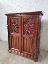 Старинный шкаф с резными дверцами и металлическими накладками код. BE4165234