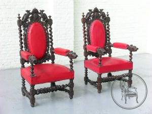 картинка Антикварные дубовые кресла, декорированные резными грифонами и винтовым основанием салоне старинных вещей "Шебби" являющийся официальным дистрибьютором в России и Беларуси