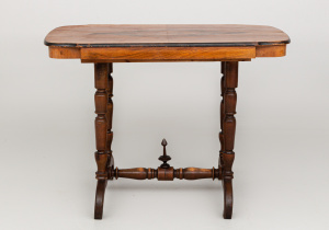 картинка Антикварный столик салоне старинных вещей "Шебби" являющийся официальным дистрибьютором в России и Беларуси