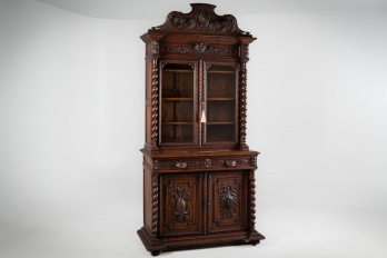 Антикварный дубовый сервант в стиле Ренессанс с рельефными изображениями код. RM4165169